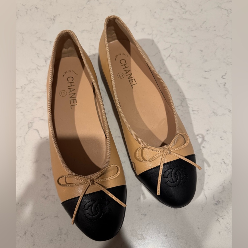 CHANEL Ballet Flats Womens Size 40 Black beige Cap Toe CC Logo Classic 
size 9 - Picture 2 of 5
